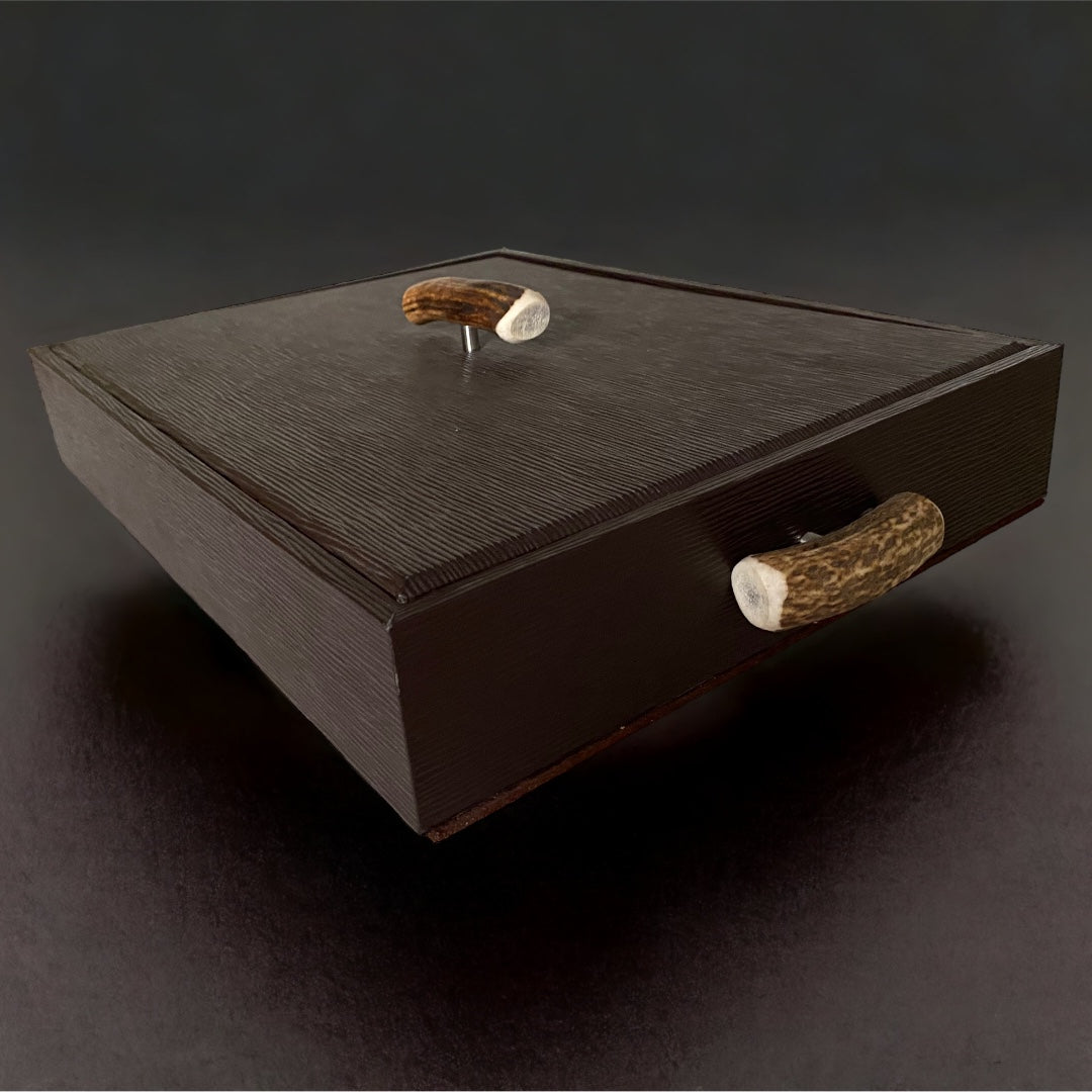 Eleganti vassoi rettangolari in pelle con manici in cervo: un tocco di lusso naturale per ogni occasione