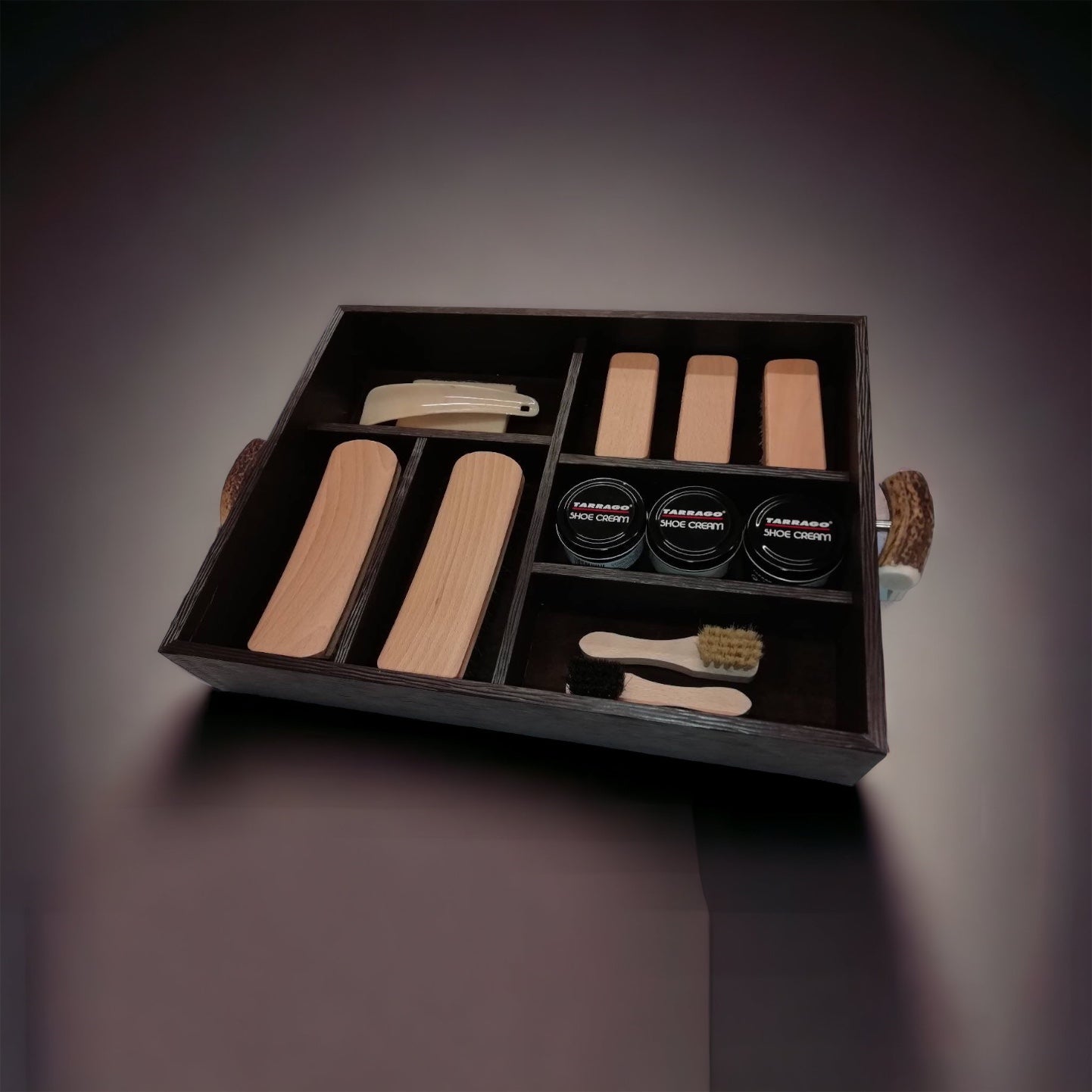 Cura delle scarpe al massimo livello: scopri il vassoio in legno con manici in cervo