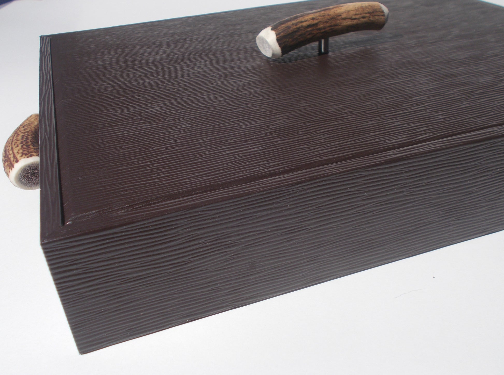 Porta oggetti rettangolare con maniglie in palchi cervo e coperchio capsule Grostè - Private Home Milano 