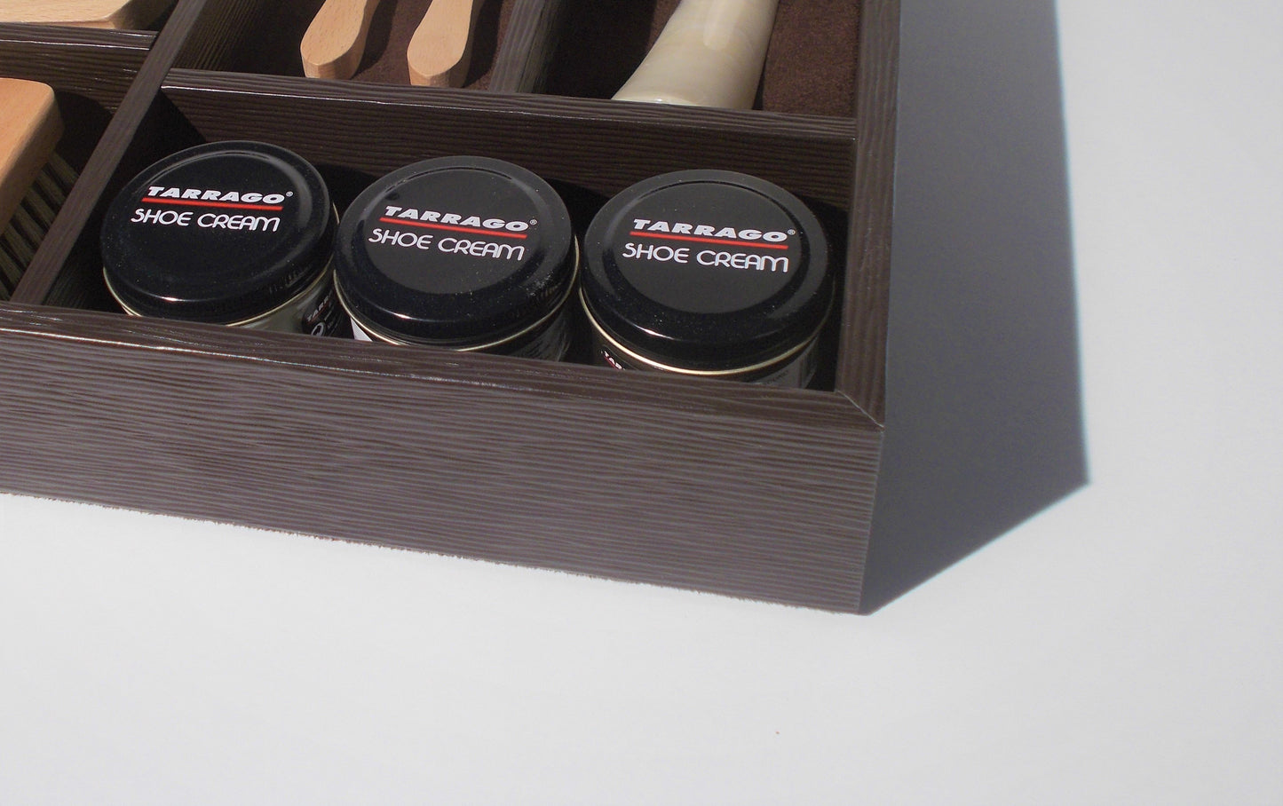 vassoio- pulizia scarpe- con spazzole