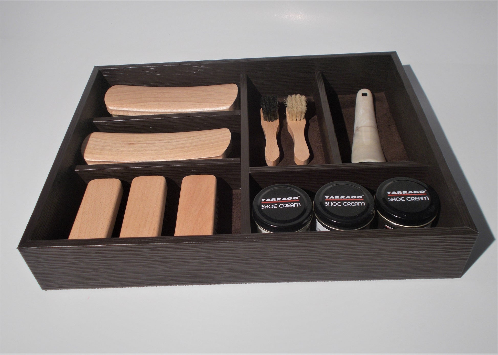 scuscia-lustra-scarpe-contenitore